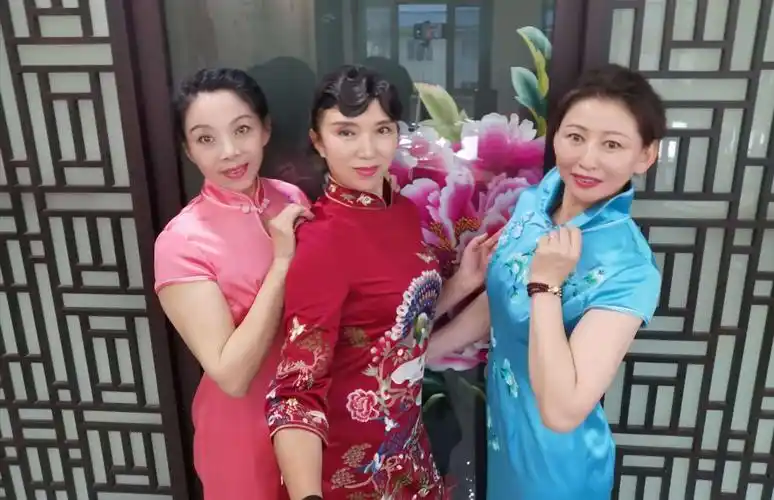 女人这个年龄就穿旗袍 - 美篇