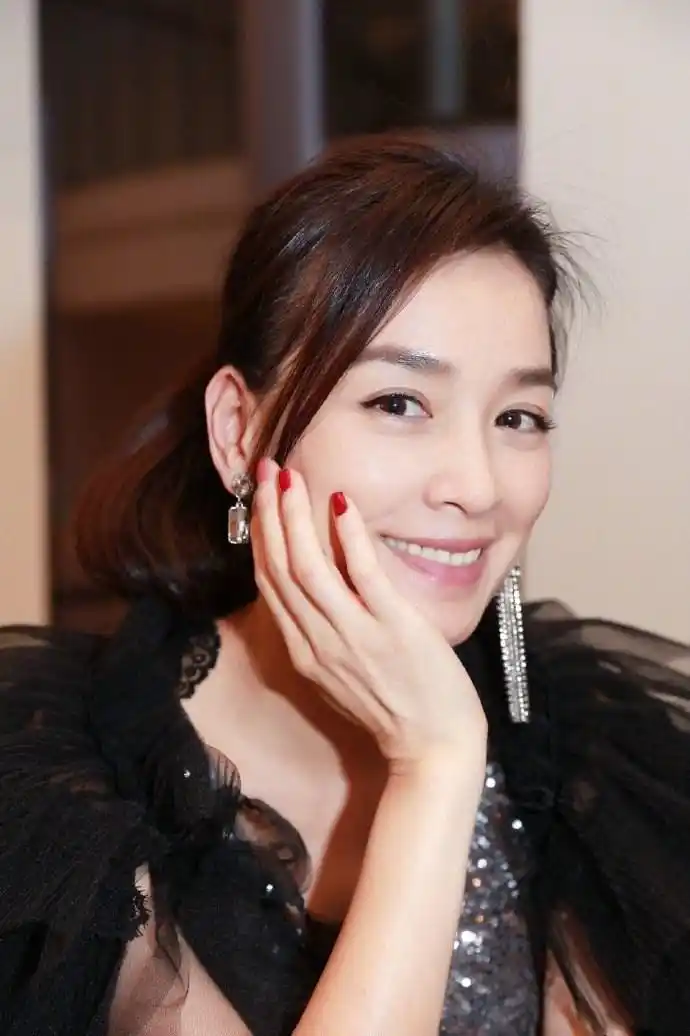 48岁张庭与18岁蒋依依同框甜蜜如姐妹,果然少女感与年龄无关