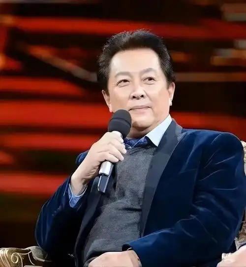 演员唐国强:被曝移民国外,和小12岁娇妻入境安检一脸憔悴