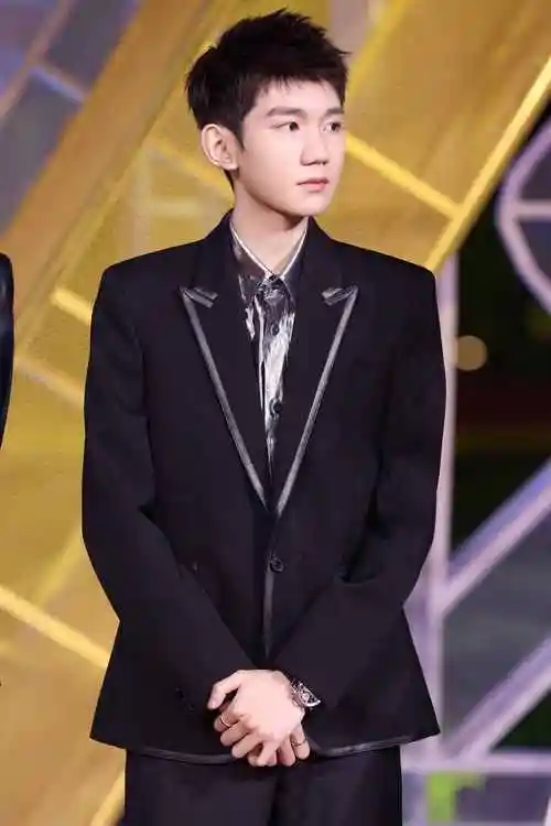 是发型的问题吗?为什么感觉王源的颜值下降了很多?