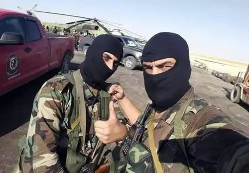 叙利亚部队突然遭到强烈袭击,发射了火箭弹,燃烧弹等武器