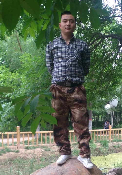 本人身高175体重160现在想买衣服,求大神帮忙搭配下颜色上身体恤的