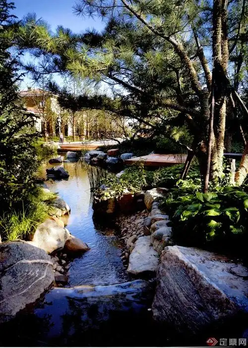 现代住宅水系景观实景图-溪流水景驳岸自然石-设计师图库