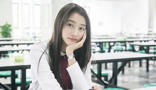 关晓彤清纯校园风系列写真 回眸一笑百媚生