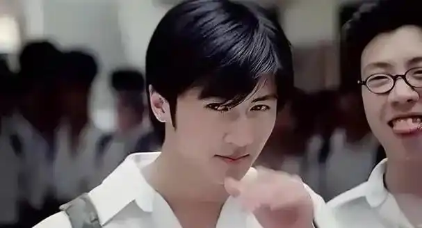 谢霆锋刚出道的之后,无可争议的霸气面庞吸引一众粉丝,虽然后来还有其