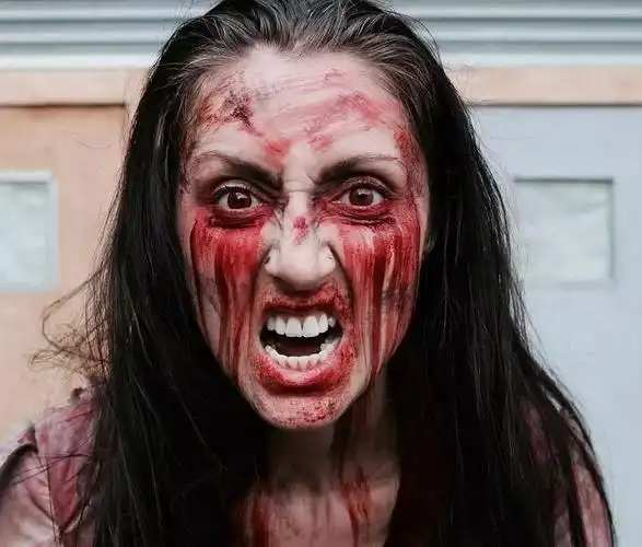 这里有仿造的四肢,内脏,人头以及血淋淋的丧尸,就像是一个充满血腥味