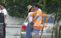 白百何被拍摸臀杀张爱朋帮朋友挠个痒痒也有错