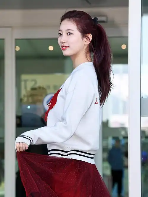 很少看到裴秀智绑头发如今染成酒红色绑个马尾感觉都不一样了