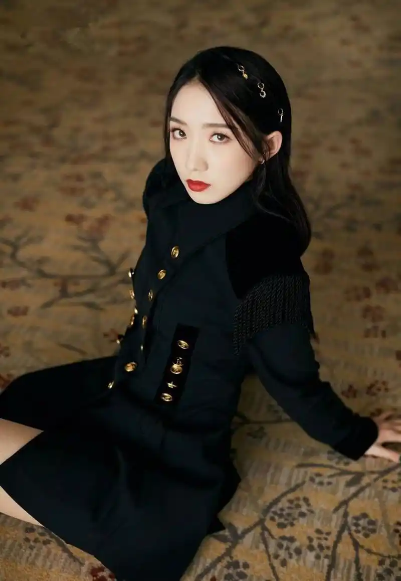 孟美歧制服look,真的帅到我了