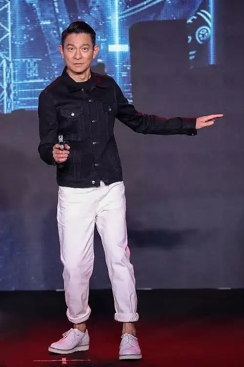 刘德华又帅了,穿牛仔套装梳油头,男生到中年好好打扮不会油腻_网易