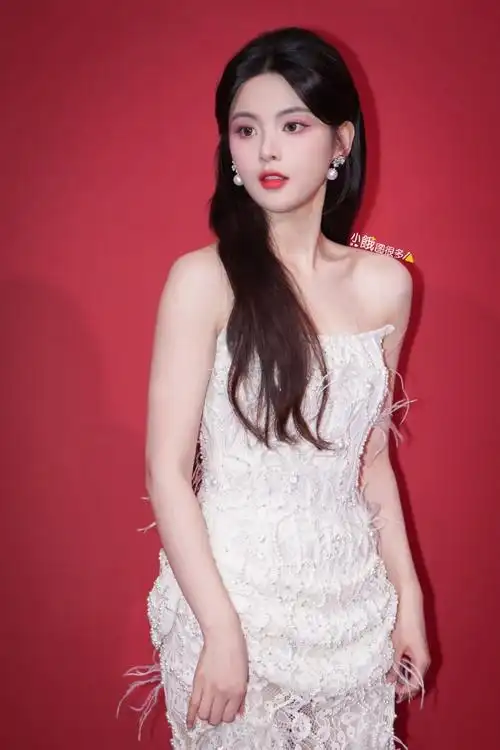 杨超越钉珠蕾丝裙##angelababy杨超越互夸美甲