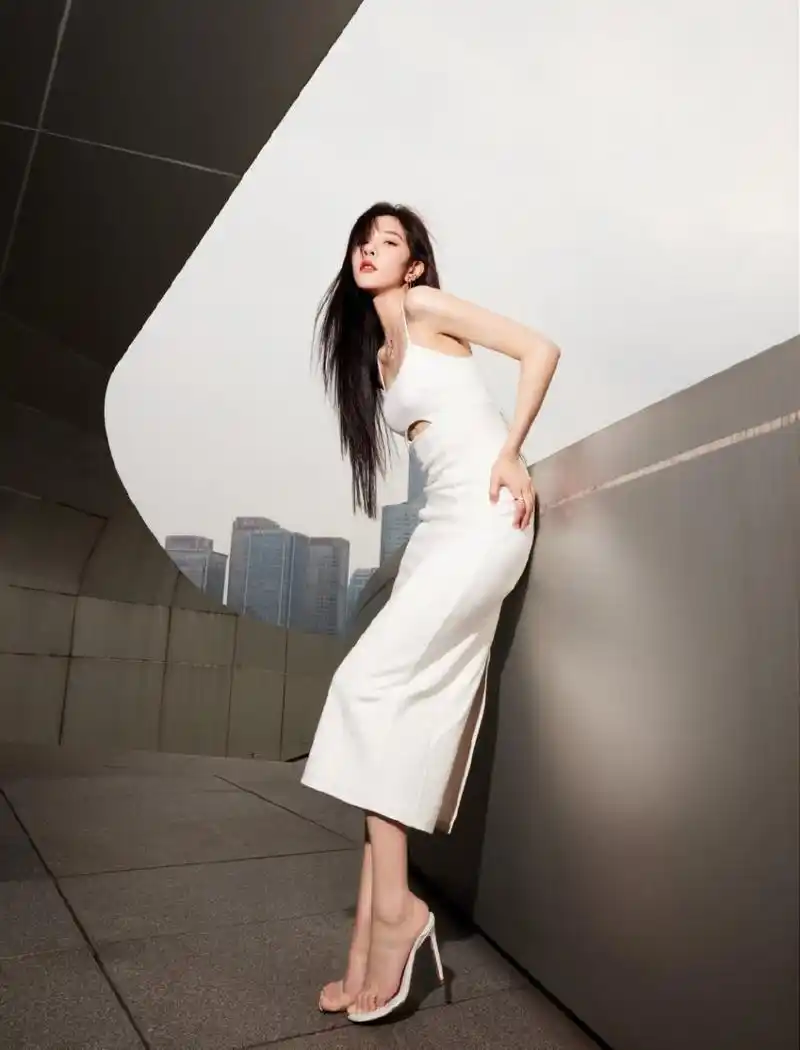 宋妍霏透明高跟鞋美丽动人,犹如童话中的仙子.