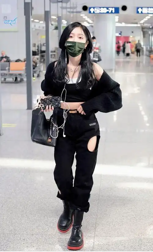 吴宣仪前几日的机场私服也运用了大面积黑色点缀小面积白色的穿搭,短