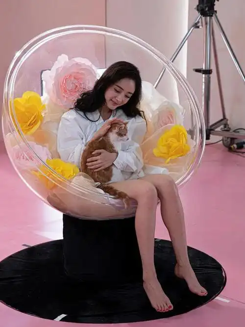 杨幂生图流出皱纹雀斑赤裸裸展现一股子姨味但比真实年纪小