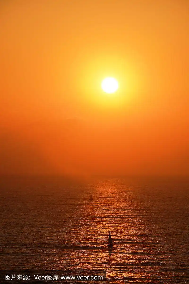 海面上橙色的夕阳