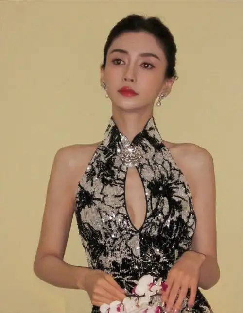 上海时装周杨颖深v低胸胡连馨露美背都不及郭富城妻子惊艳