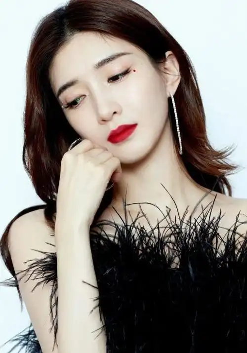 美艳气质江疏影红唇加泪痣 长腿实力抢镜