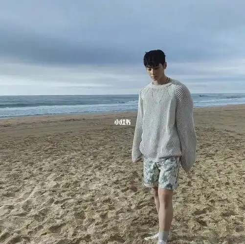 uu车银优近照更新,一组穿着毛衣的海边图