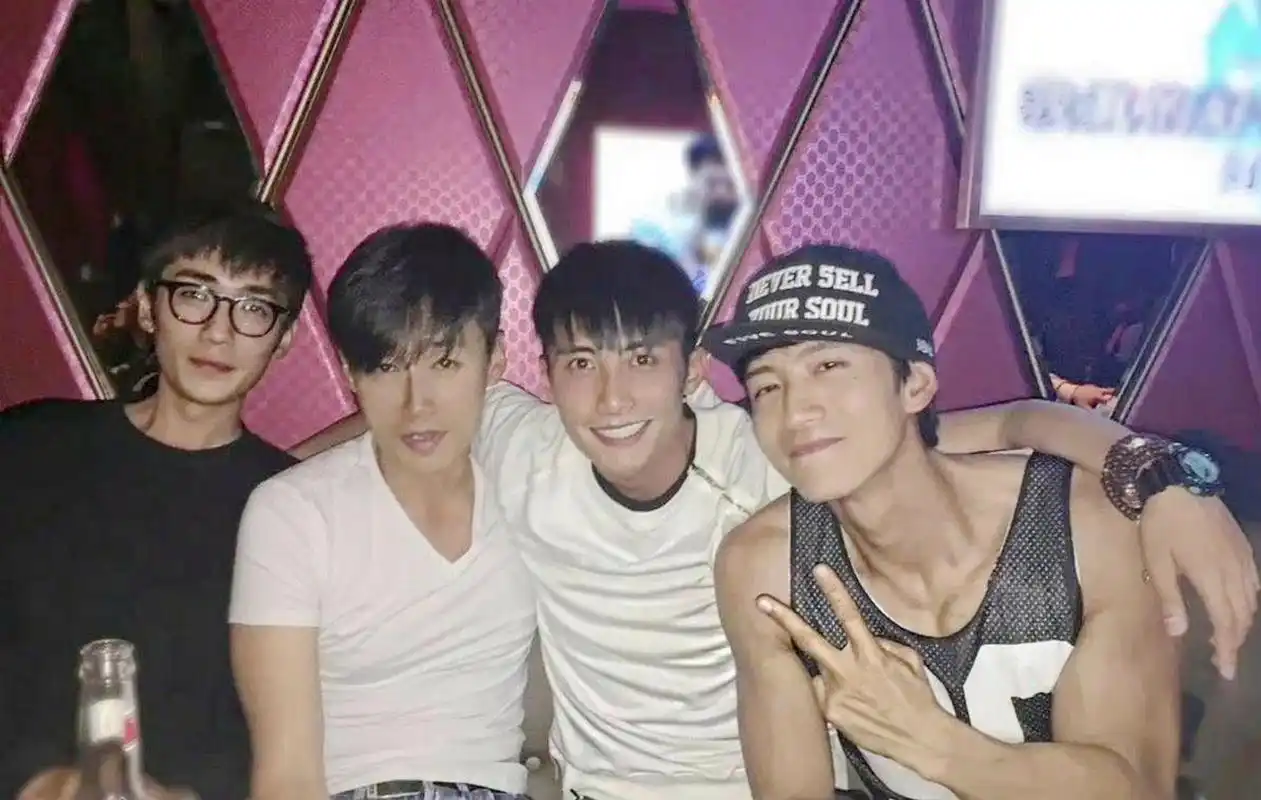 朱一龙旧照,戴眼镜的瘦小男孩,差点没认出来!