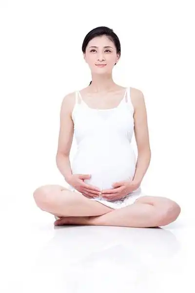 盘腿而坐的孕妇