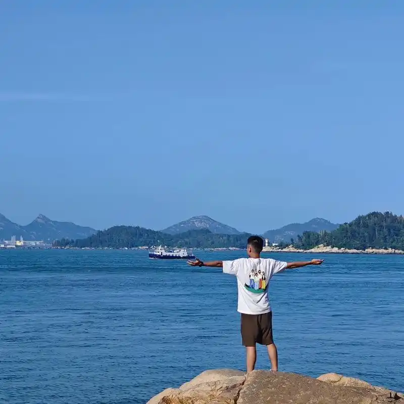 仰望蓝天,远眺那无边无际的大海,分不清天涯还是海角,全然一片 - 抖音