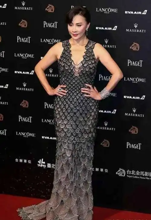 54岁刘嘉玲豁得出去小码鱼鳞裙也硬塞这身材60后少有