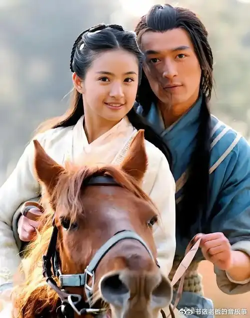 胡歌和林依晨的青涩旧照曝光,展现了他们青春无敌的大学生活.