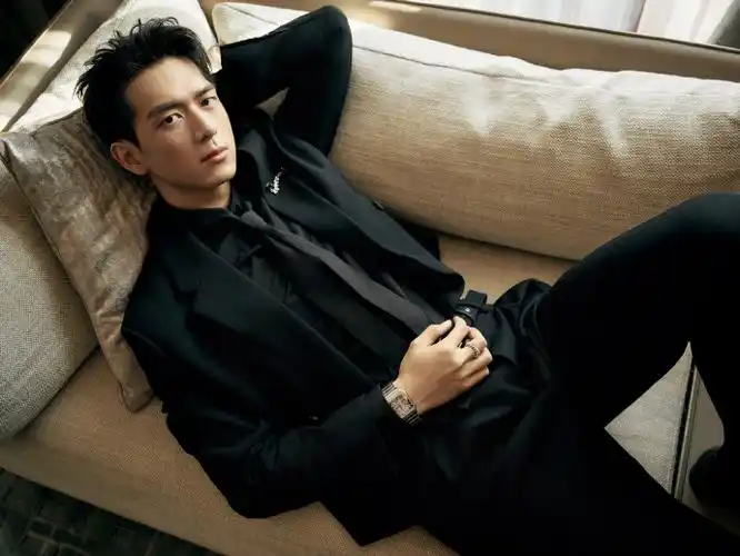 elle红毯#保持高水准红毯表现的@李现ing今日选择了利落的西装,all