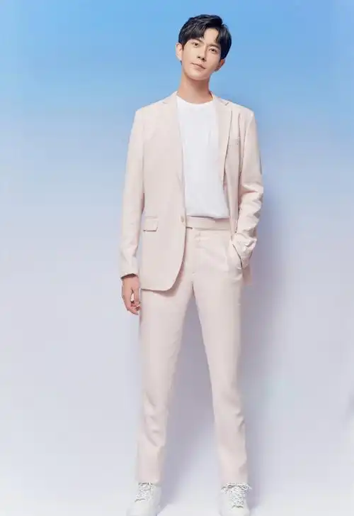 于朦胧粉色西服帅气图片写真