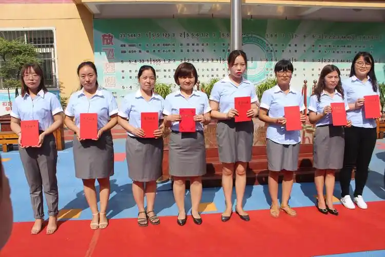 【马寨中心校:二七区培育小学】新学期 新征程 国防教育助推精细化