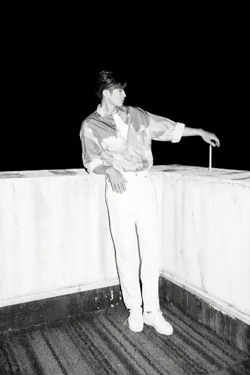 张云龙天台默系大片#@张云龙mmc最新黑白天台大片中眉眼锐意温柔