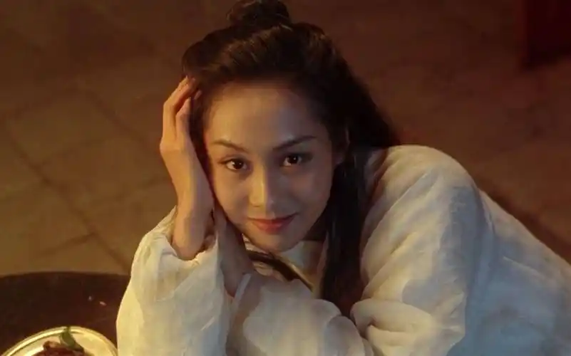 提起朱茵,大家第一时间应该都会想到大话西游里面那个紫霞仙子,剧里的