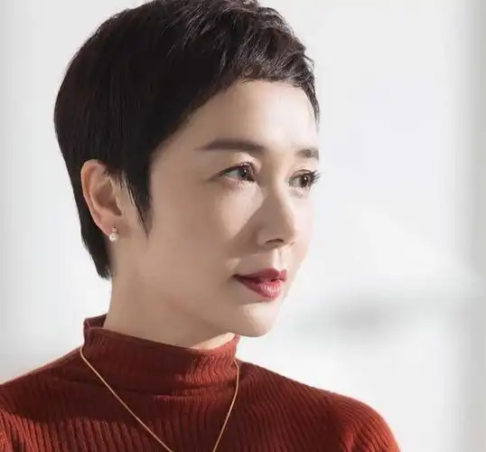 蒋雯丽是中国大陆著名女演员,曾在多部电视剧和电影中担任主演,成为了