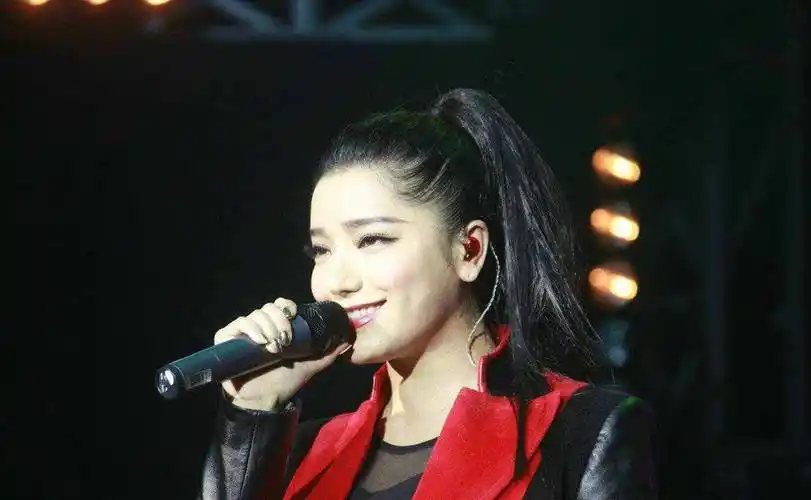 多年以前的《快乐女声》这档选秀活动,江映蓉是获得了这档节目的总