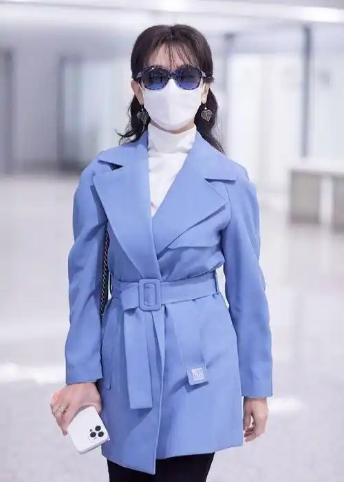 组图:赵雅芝冬日机场随拍释出蓝色系穿搭十分清新养眼_气质_墨镜_视觉