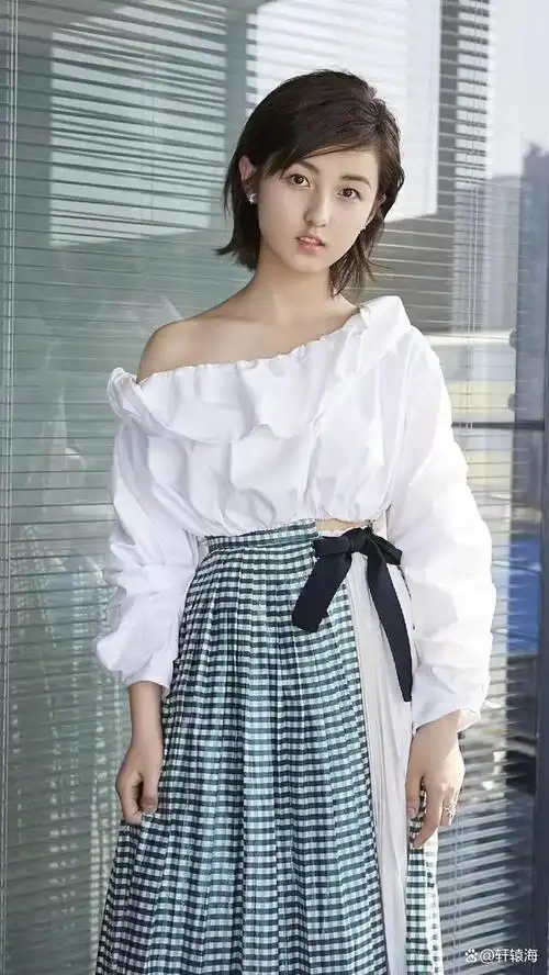 张子枫一向以清新脱俗的形象示人,在时尚穿搭上也有着自己独特的见解.