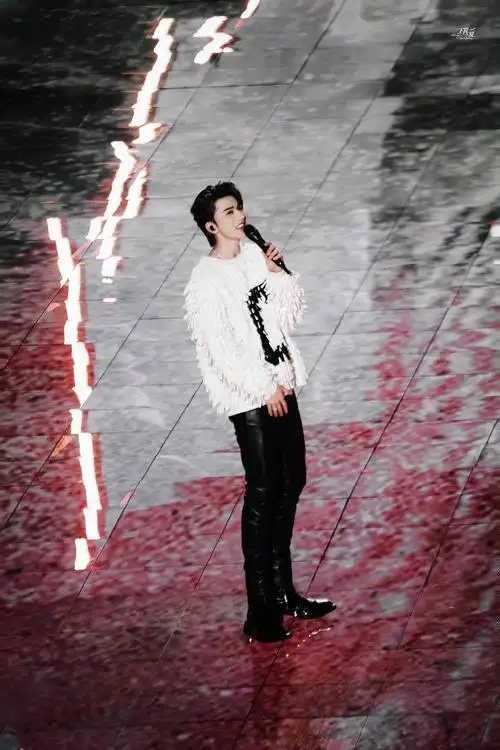 他在排练时出了点状况雷子给蔡徐坤递咖啡的时候不小心撒在了裤子上