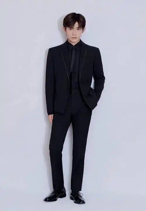 那就来看看帅哥的全身照吧!