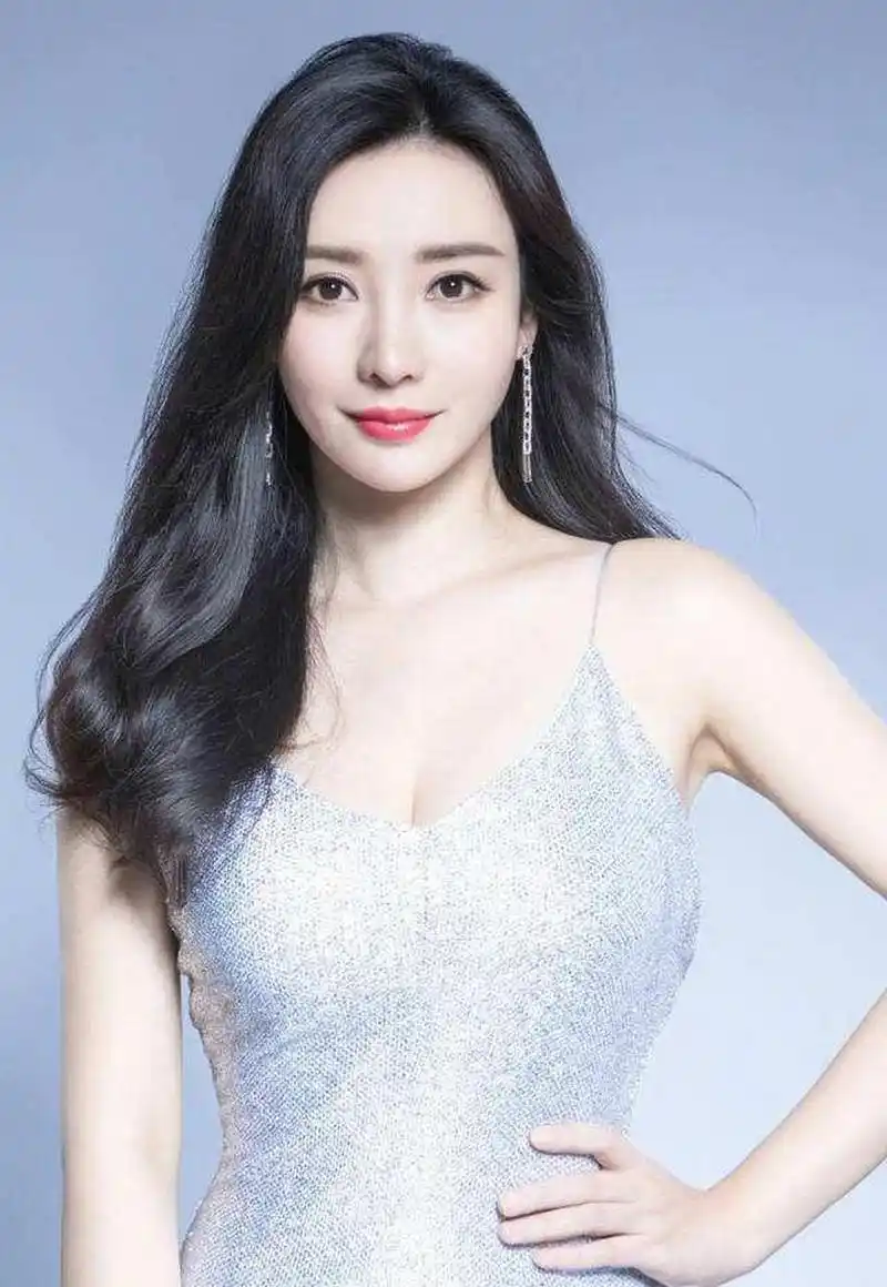 她之所以获得这个称号,与她曲线玲珑的身材有着千丝万缕的联系.