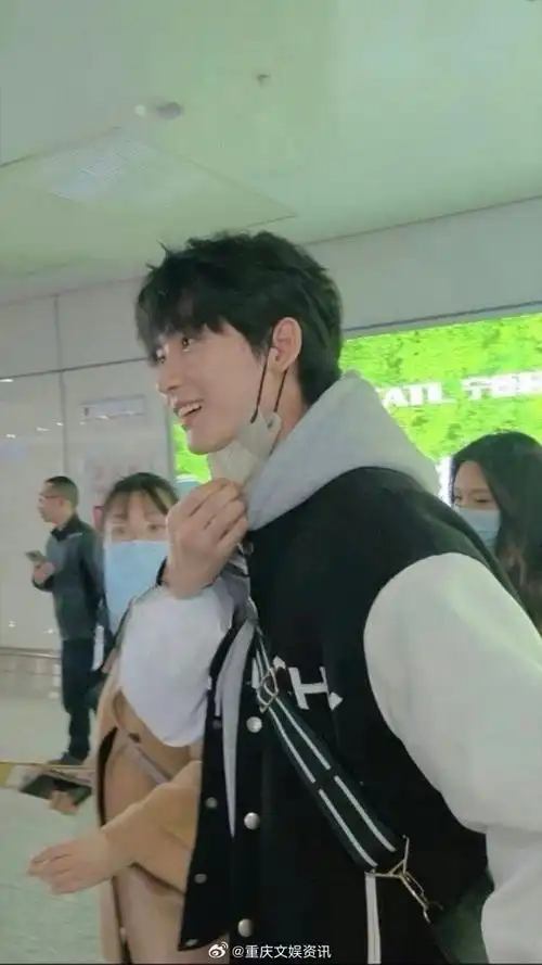 黄俊捷机场生图