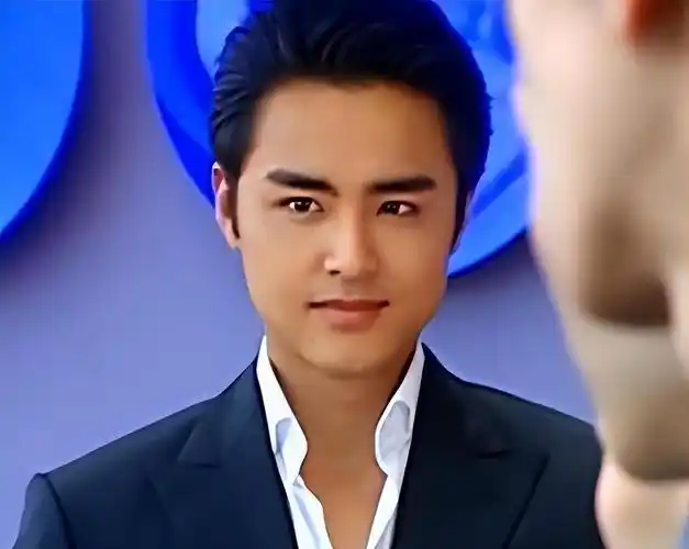 明道饰演的霸道总裁单均昊在外形和仪态上就很优秀,一米八以上的身高