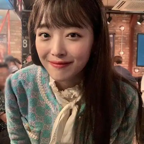 崔雪莉刘海长发显少女气质,连衣裙好优雅,白皙皮肤让我不敢吃饭