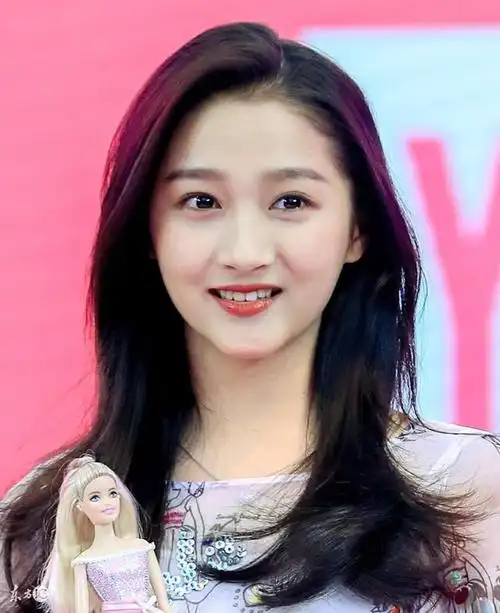 关晓彤全家照曝光背景大到不像话难怪鹿晗看上她敢打女明星