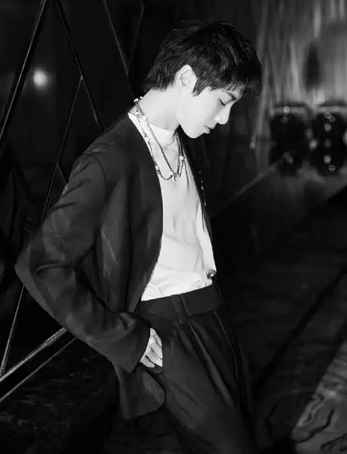 华晨宇壁纸黑色无领西装无惧黑白一起开启花式元气新世界