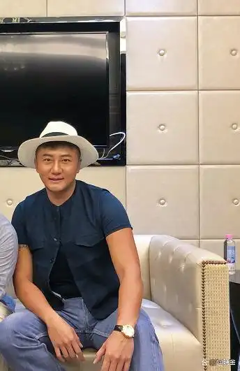 关喆爱唱歌更爱孩子响应国家三孩政策时隔6年再次生下第三胎