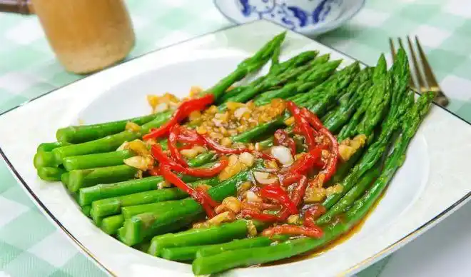 3,控干水分后,把秋葵的蒂去掉,直接摆盘;2