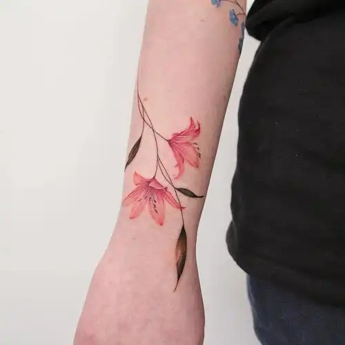 女生手臂百合花纹身