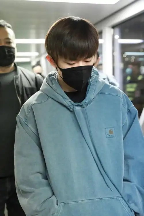 易烊千玺机场图