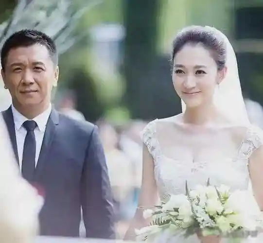 李小冉被富商折磨4年2次流产想不到最后男闺蜜砸5亿成功接盘