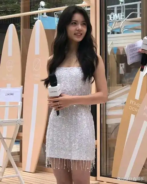 赵今麦出席兰蔻活动,身穿白色抹胸闪钻流苏短裙_龙翼神风新闻网
